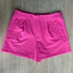 Hot Pink Midi-Shorts